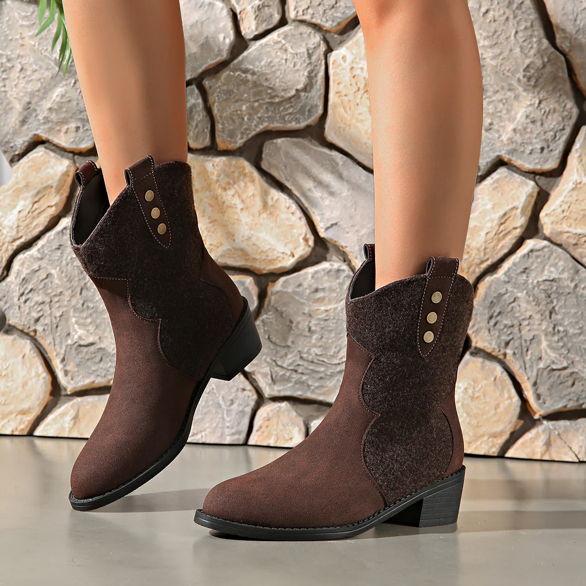 Alba | Suede boots with a pointed toe and block heel - Image 2
