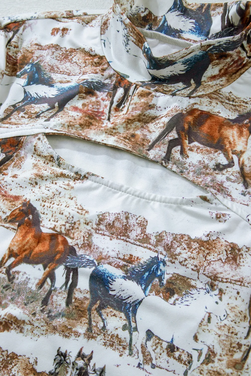 Alice | Long-sleeved T-shirt with stand-up collar and cutout print - Image 4