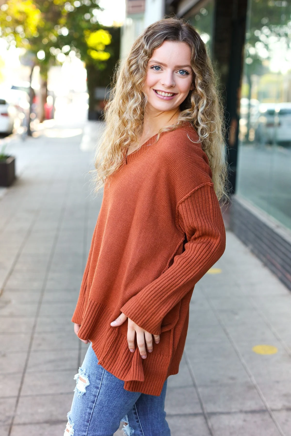 Amalia | Casual chic rust oversized rib knit V-neck sweater - Image 4