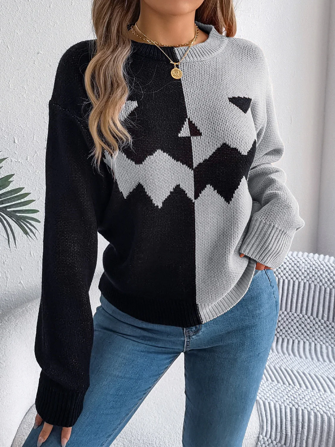 Ana | Contrasting long-sleeved sweater with a crew neck - Image 12