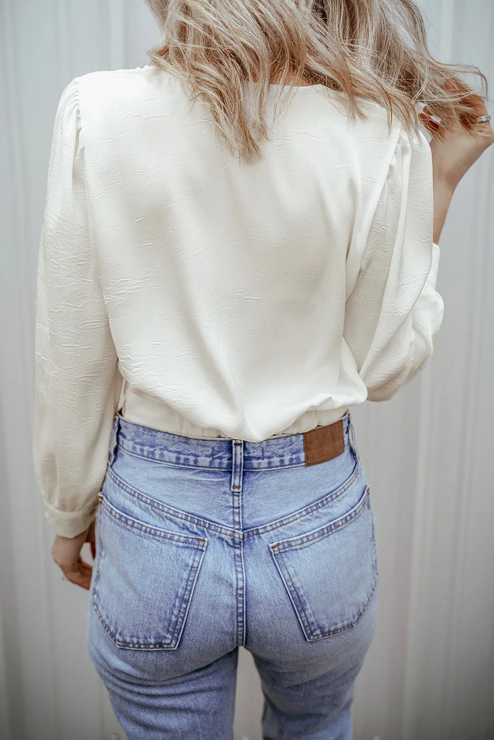 Anika | Structured long-sleeved blouse with a V-neck - Image 2