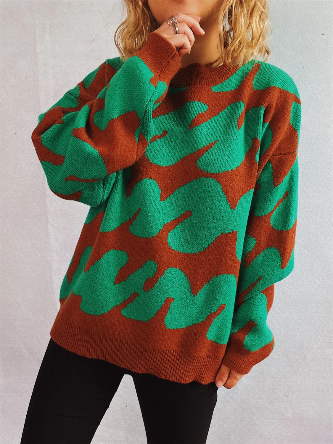 Anita | Contrasting long-sleeved sweater with a crew neck - Image 11
