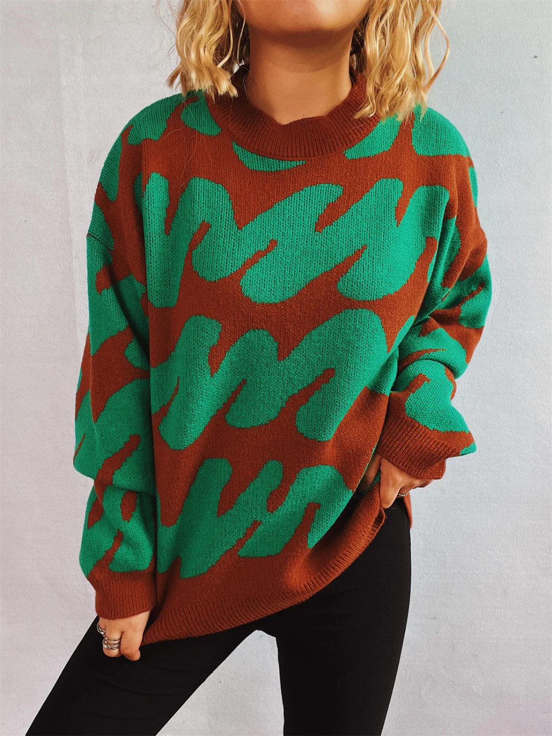 Anita | Contrasting long-sleeved sweater with a crew neck - Image 12