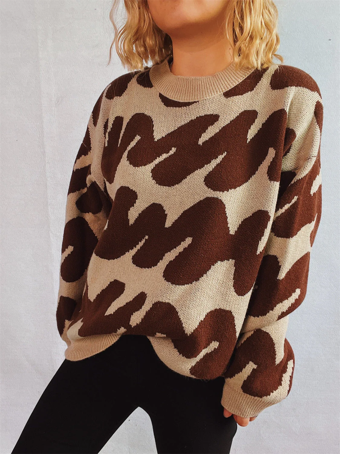 Anita | Contrasting long-sleeved sweater with a crew neck - Image 13