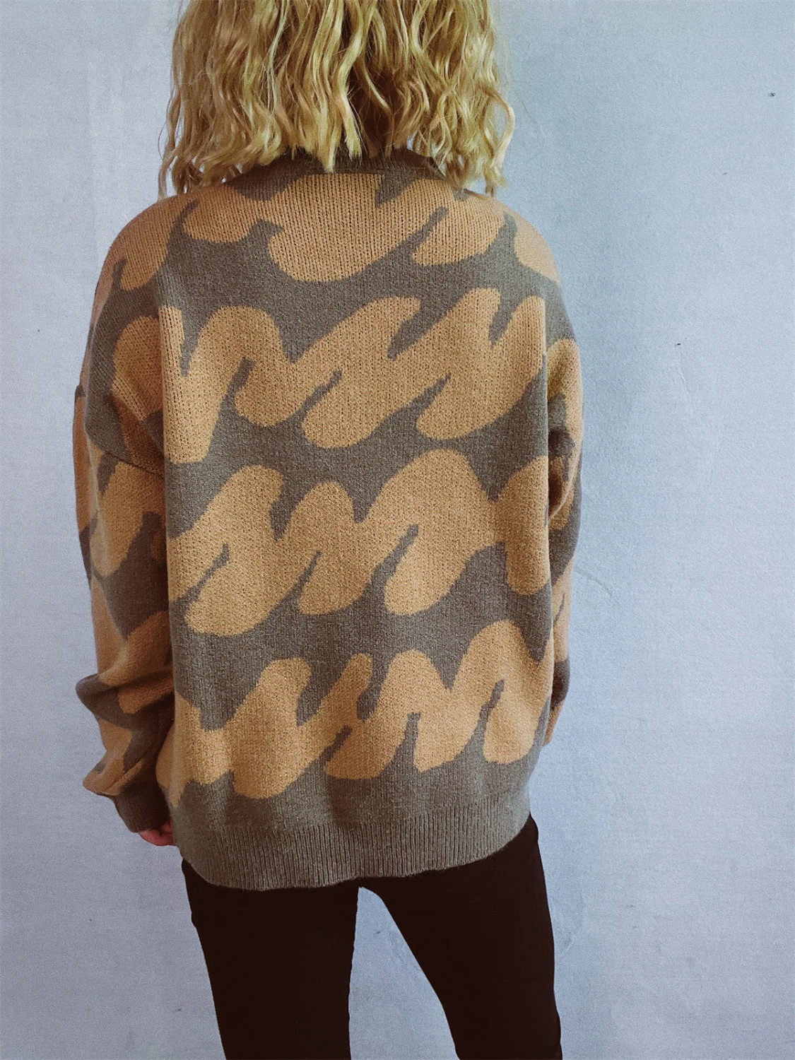 Anita | Contrasting long-sleeved sweater with a crew neck - Image 17