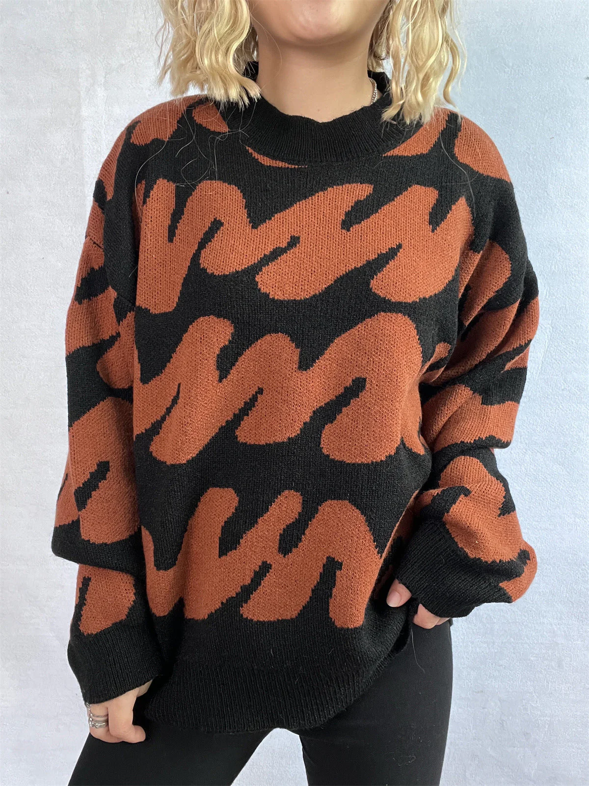 Anita | Contrasting long-sleeved sweater with a crew neck - Image 6
