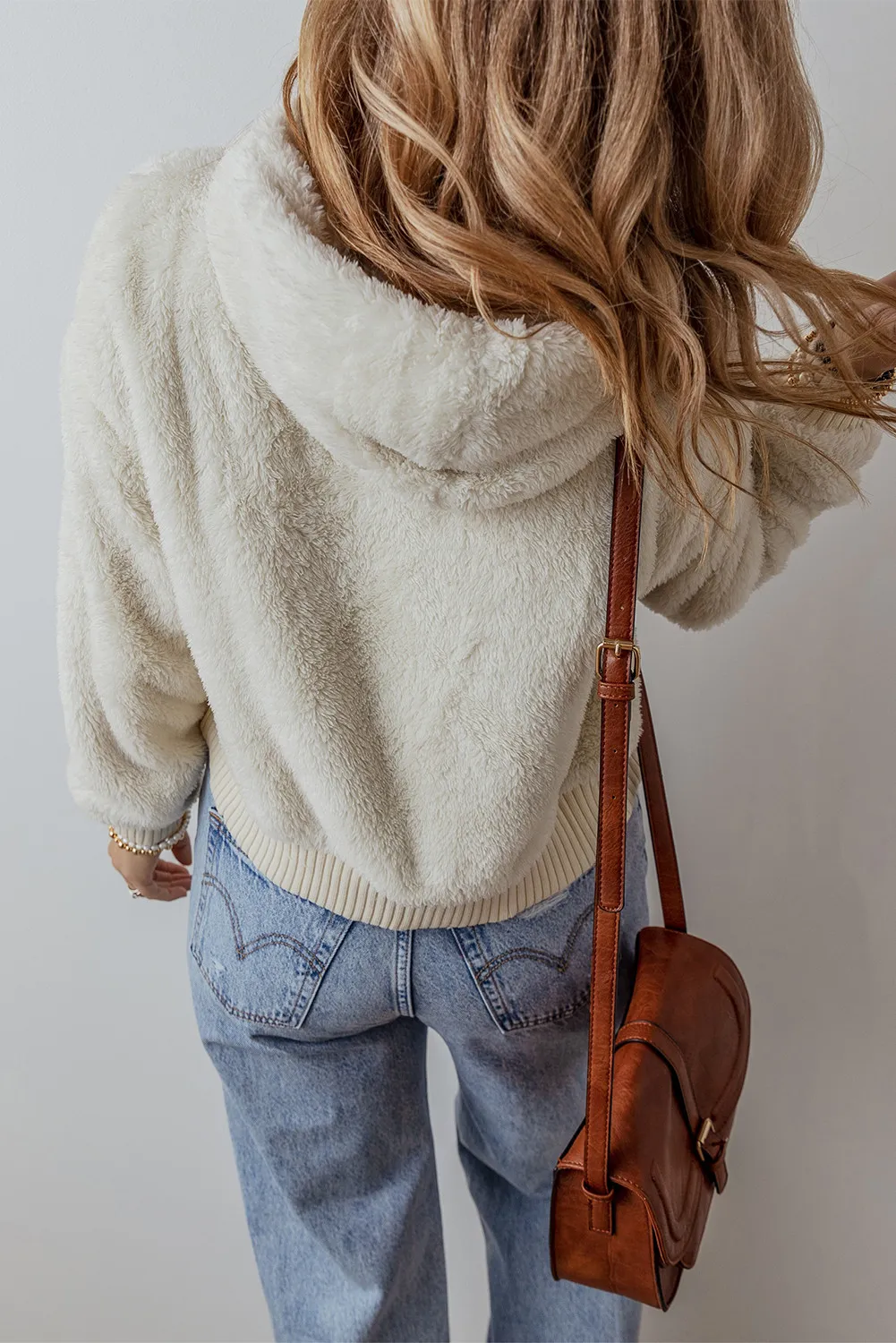 Ariadna | Fluffy, long-sleeved hoodie with low shoulders - Image 4