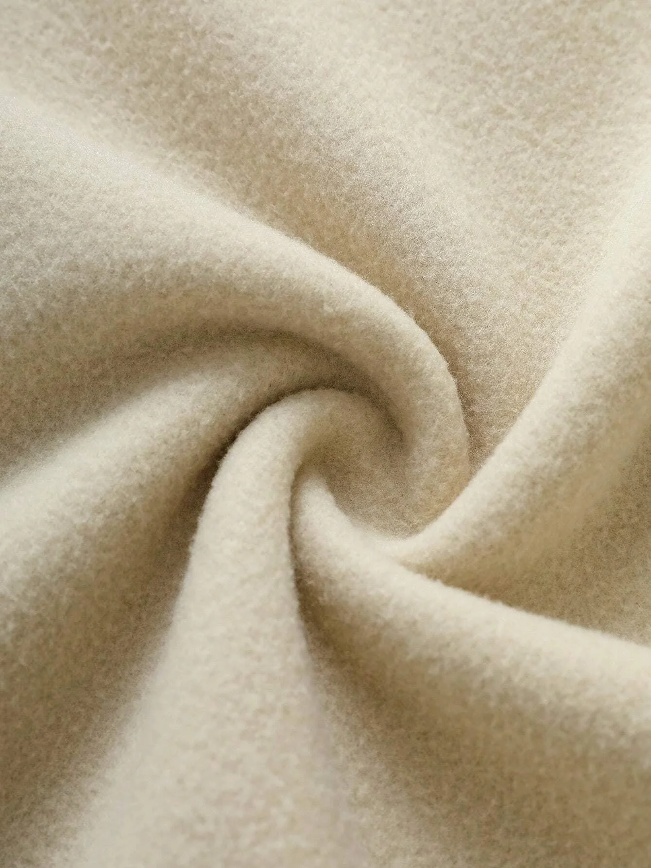 Brianna | Chic and versatile winter hoodie - Image 5