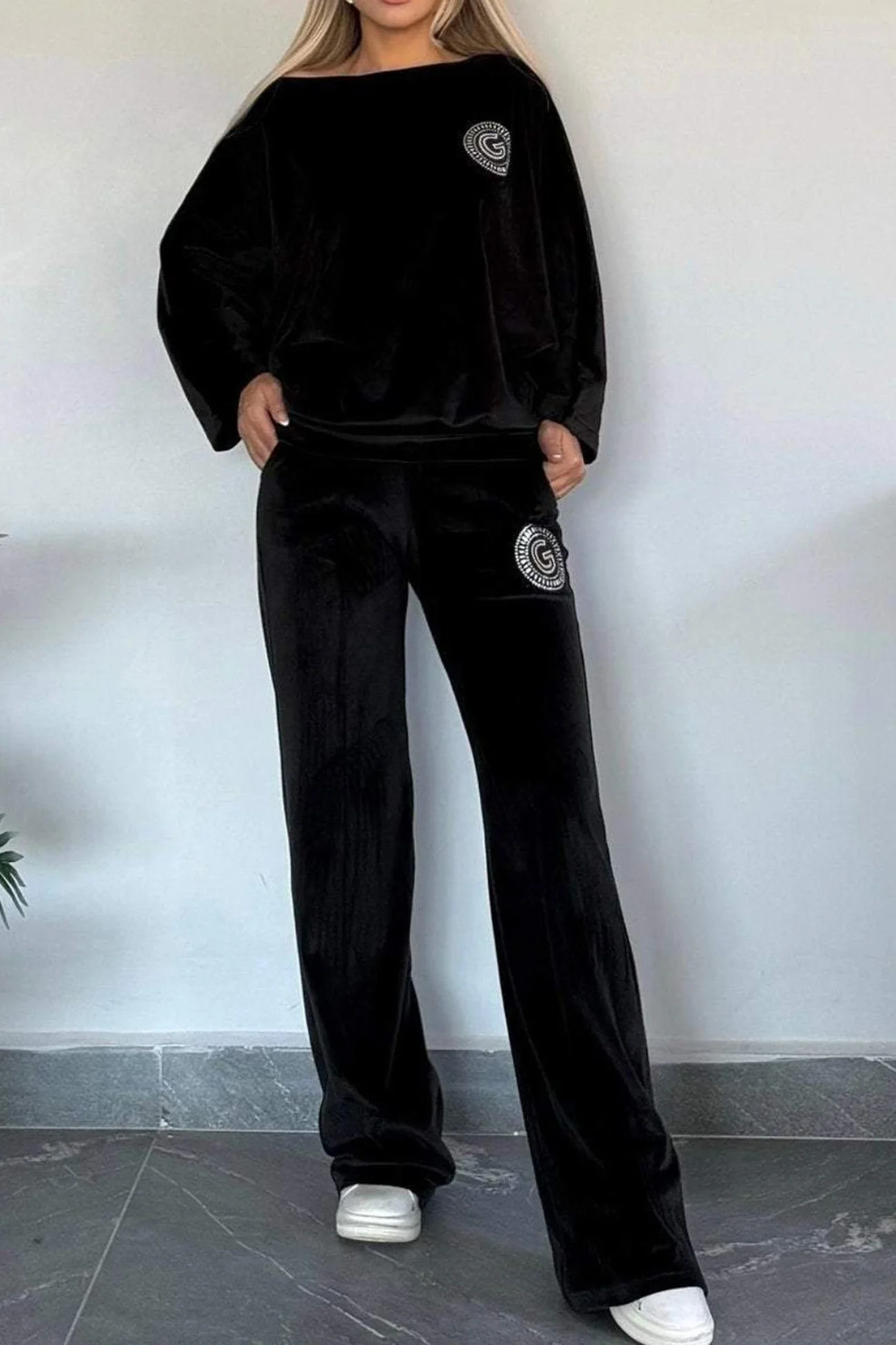 Cristina | Two-piece suede suit with batwing sleeves - Image 4