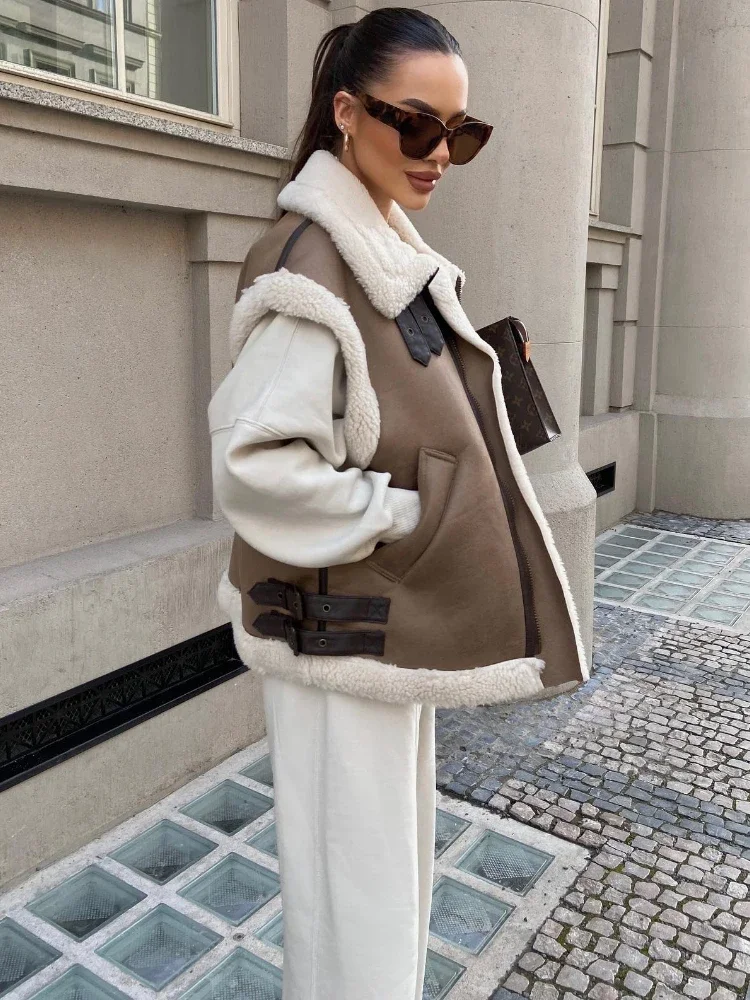 Delia | Women's vest made of imitation suede with lapel collar - Image 3