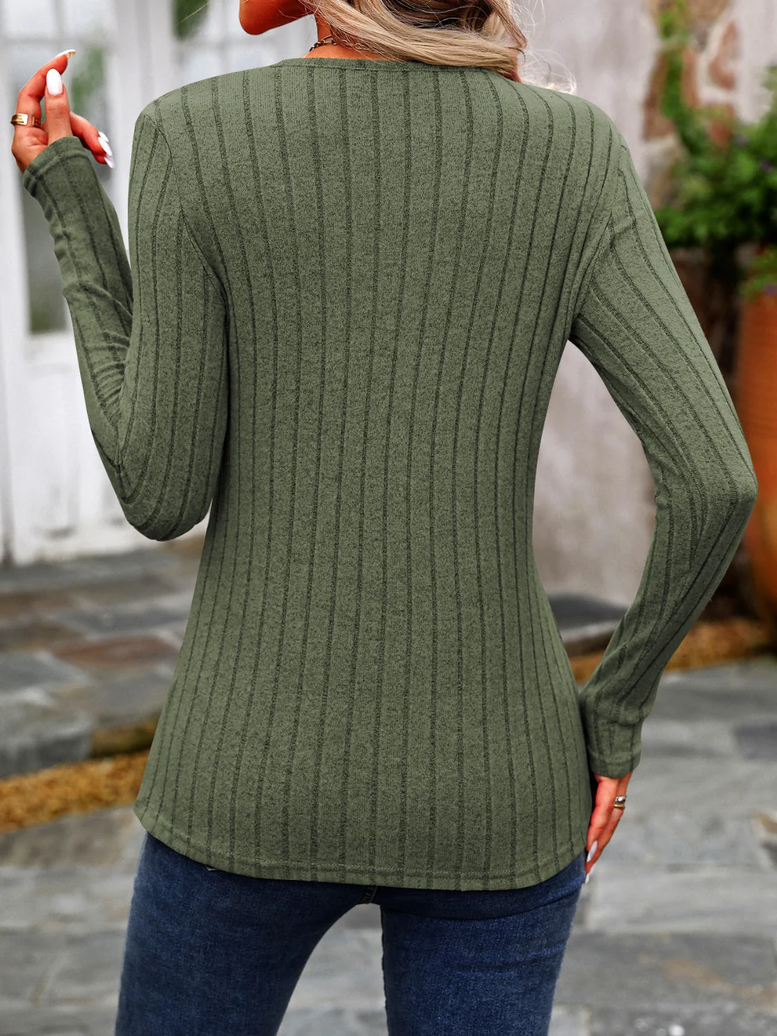 Hilda | Long-sleeved T-shirt with decorative button and crew neck - Image 27