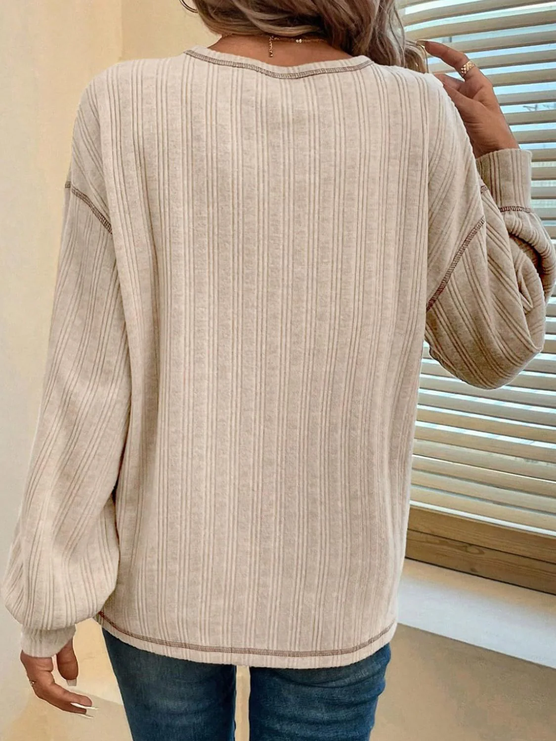 Hildegard | Long-sleeved t-shirt with a crew neck and contrast stitching - Image 2