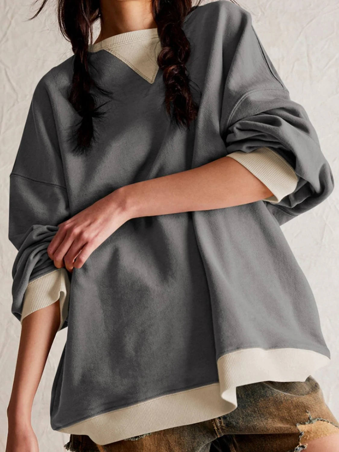Ilona | Contrasting long-sleeved sweatshirt with dropped shoulders - Image 15