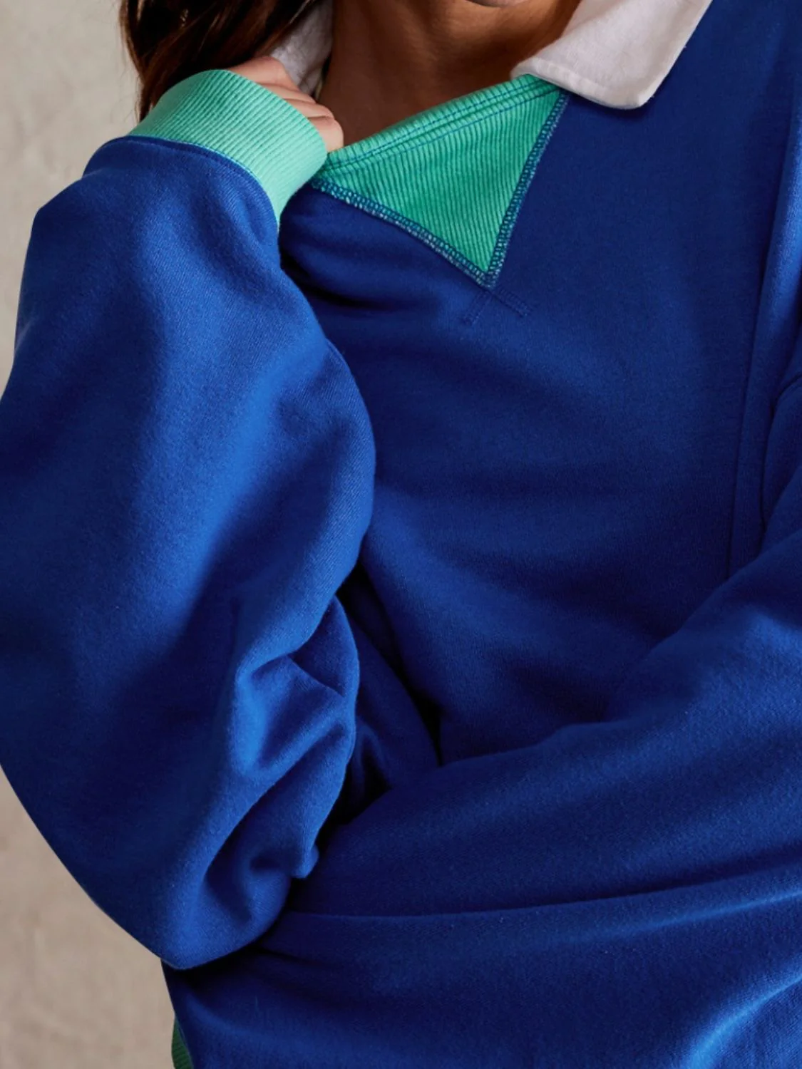 Ilona | Contrasting long-sleeved sweatshirt with dropped shoulders - Image 8