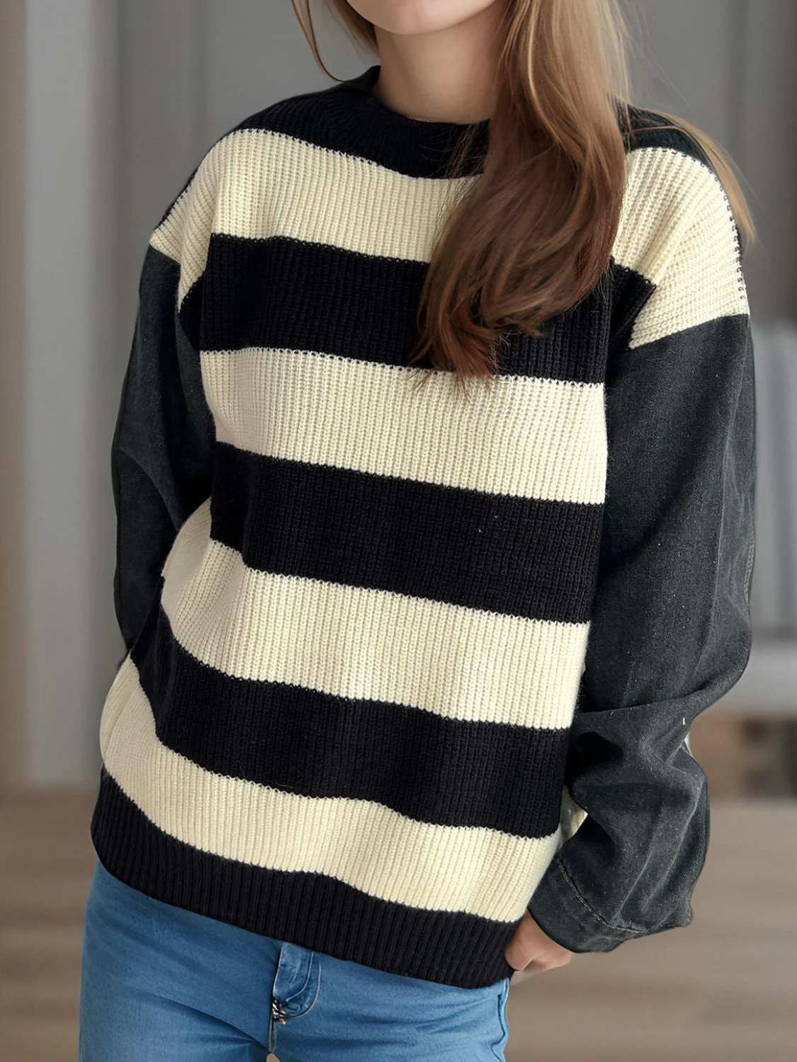 Johana | Contrasting long-sleeved sweater with a crew neck - Image 4