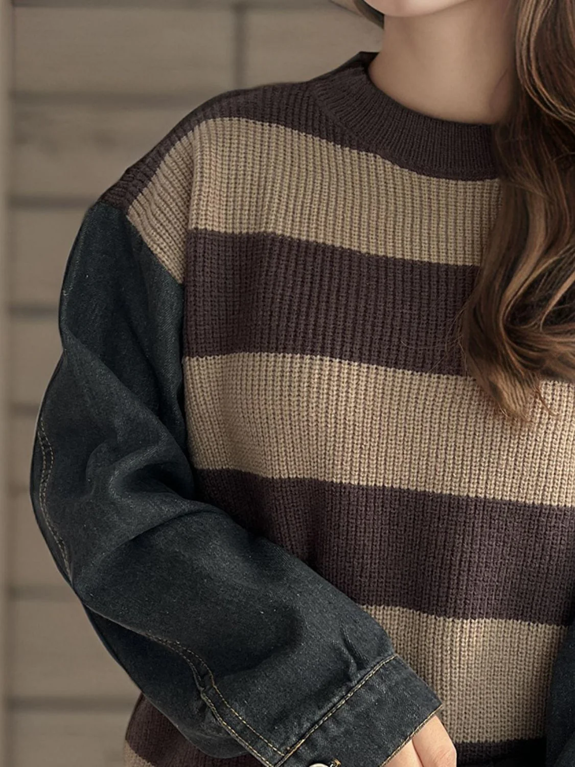Johana | Contrasting long-sleeved sweater with a crew neck - Image 9