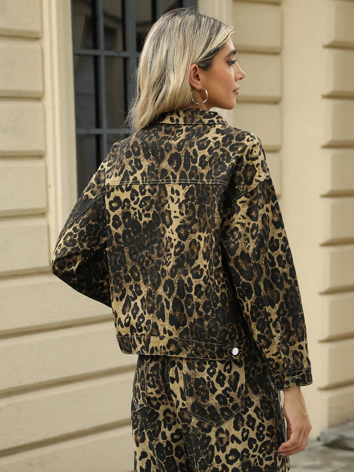 Klara | Long sleeve denim jacket with pockets and leopard print - Image 2