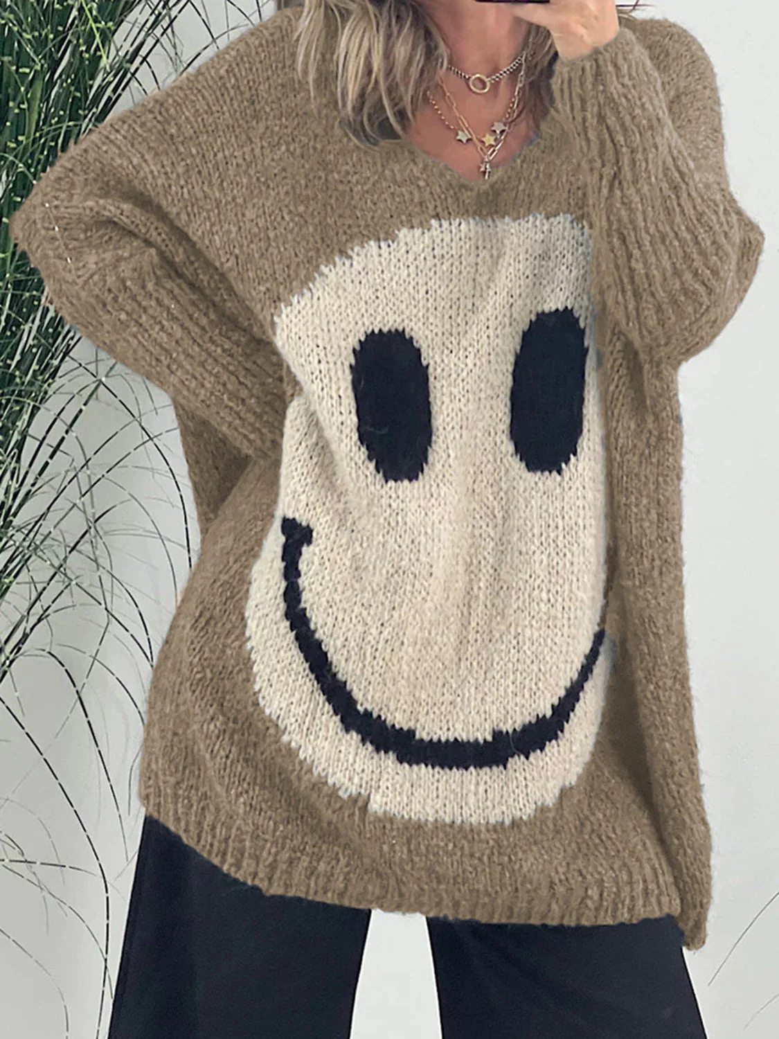 Laura | Long-sleeved sweater with a smiling face and a V-neck - Image 10