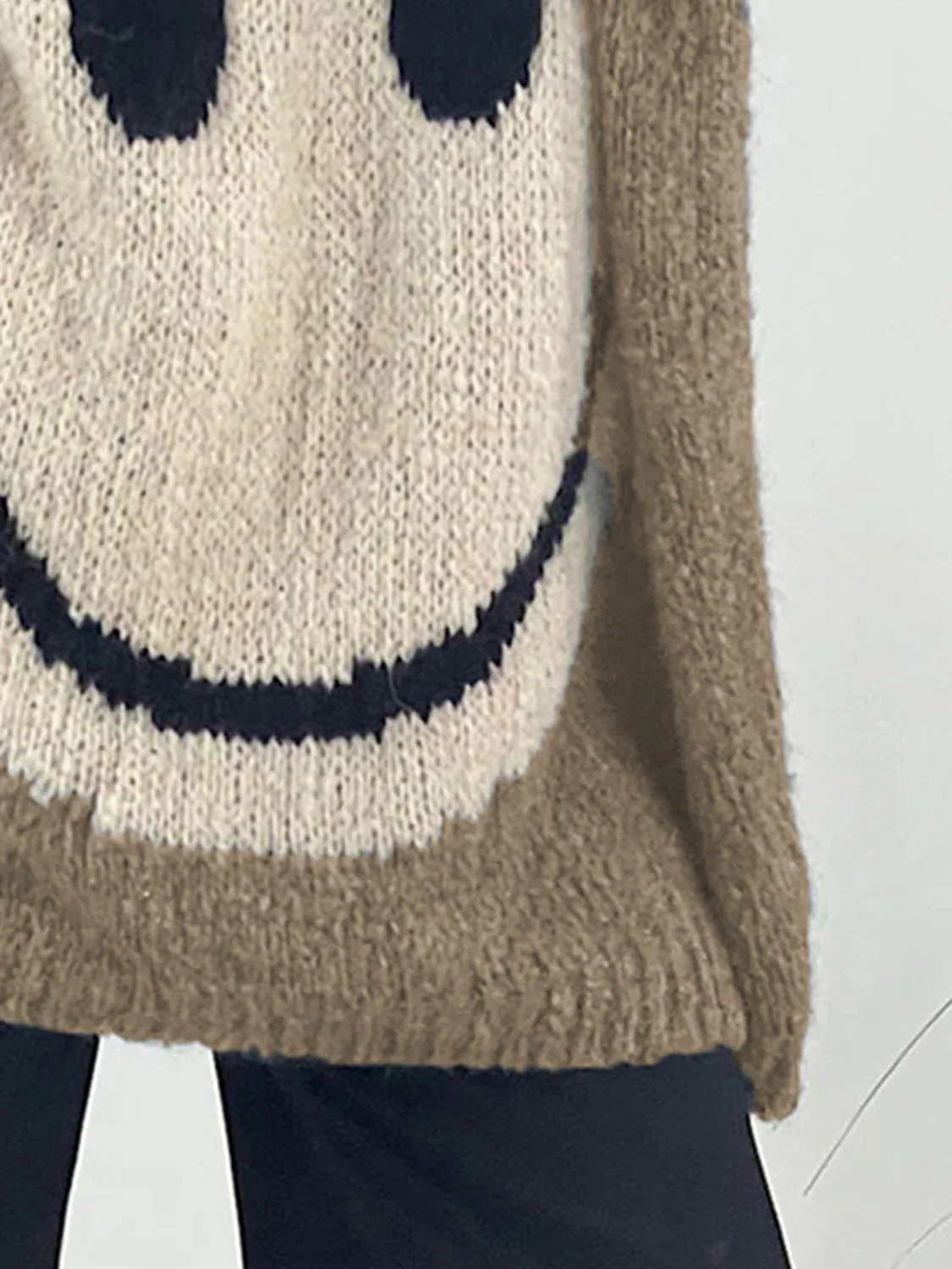 Laura | Long-sleeved sweater with a smiling face and a V-neck - Image 12