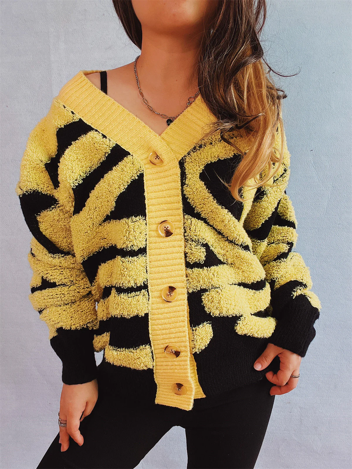 Lea | Contrast color long sleeve cardigan with buttons - Image 6