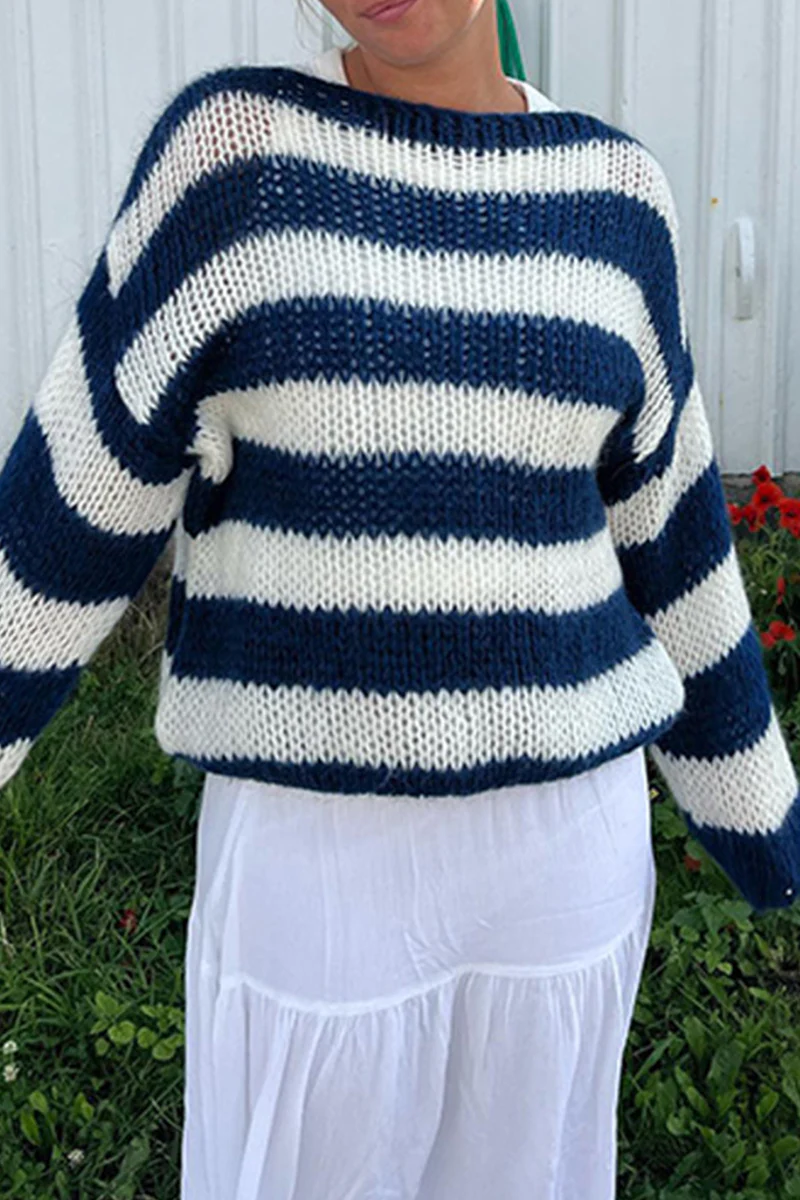 Leandra | Casual sweaters with a slanted collar and a contrasting letter pattern - Image 10
