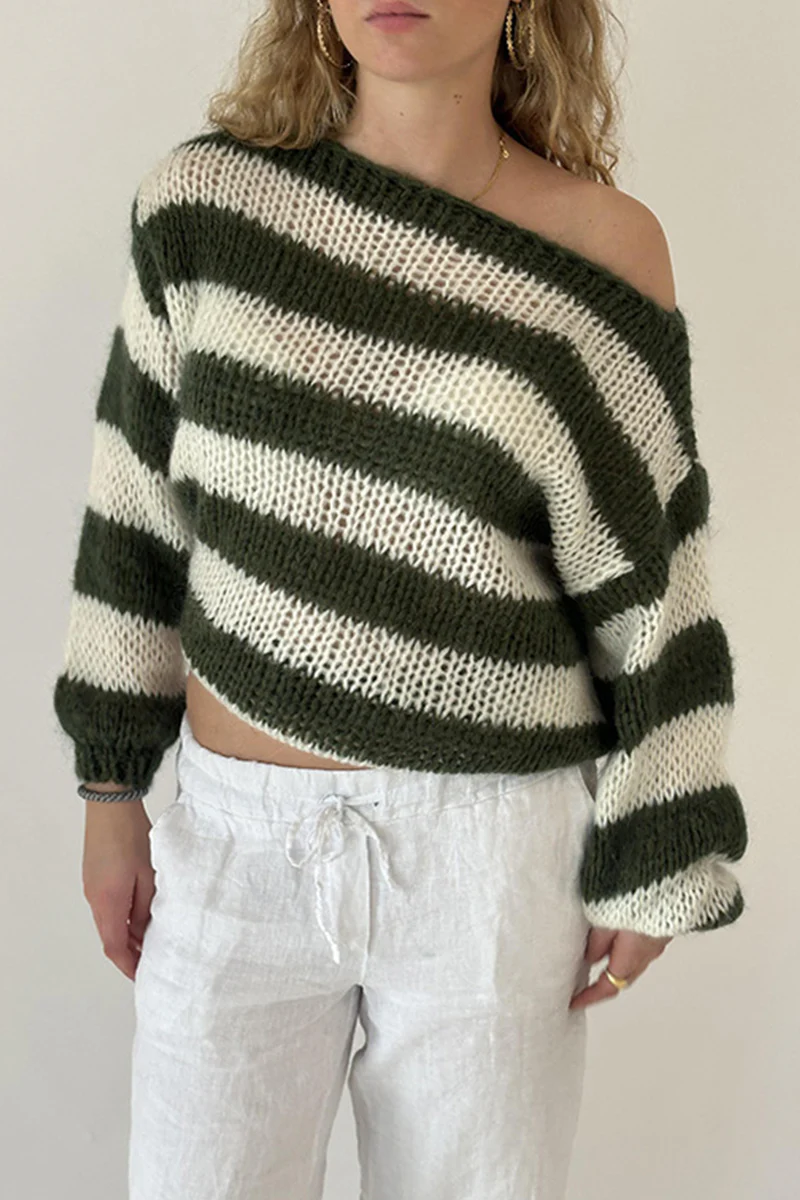 Leandra | Casual sweaters with a slanted collar and a contrasting letter pattern - Image 2