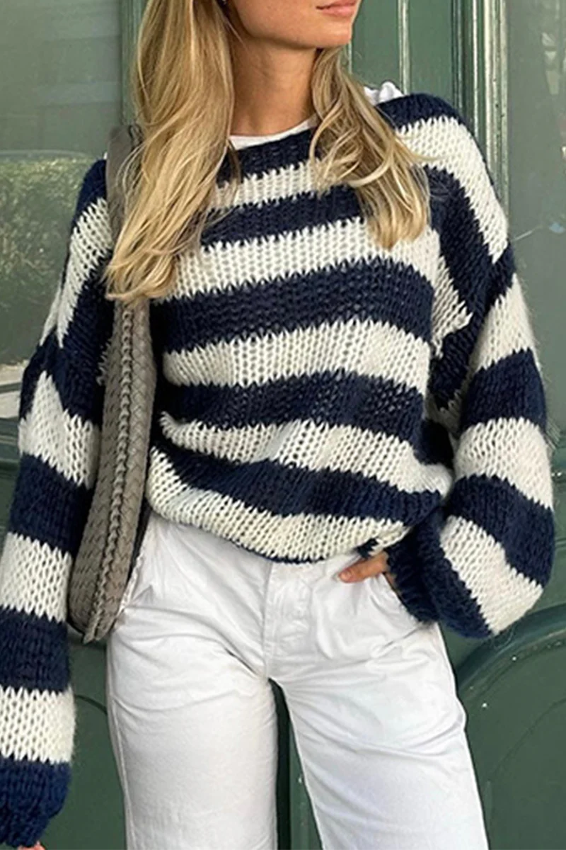 Leandra | Casual sweaters with a slanted collar and a contrasting letter pattern - Image 5