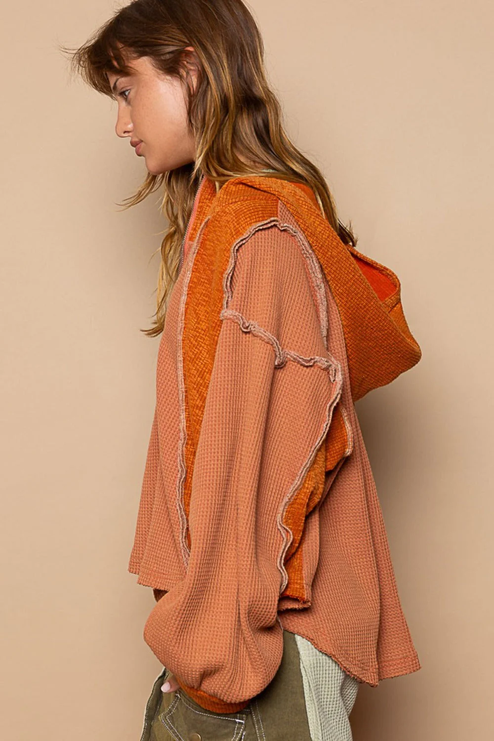 Lilian | POL thermal hoodie with half zip and visible seams in contrasting color - Image 3