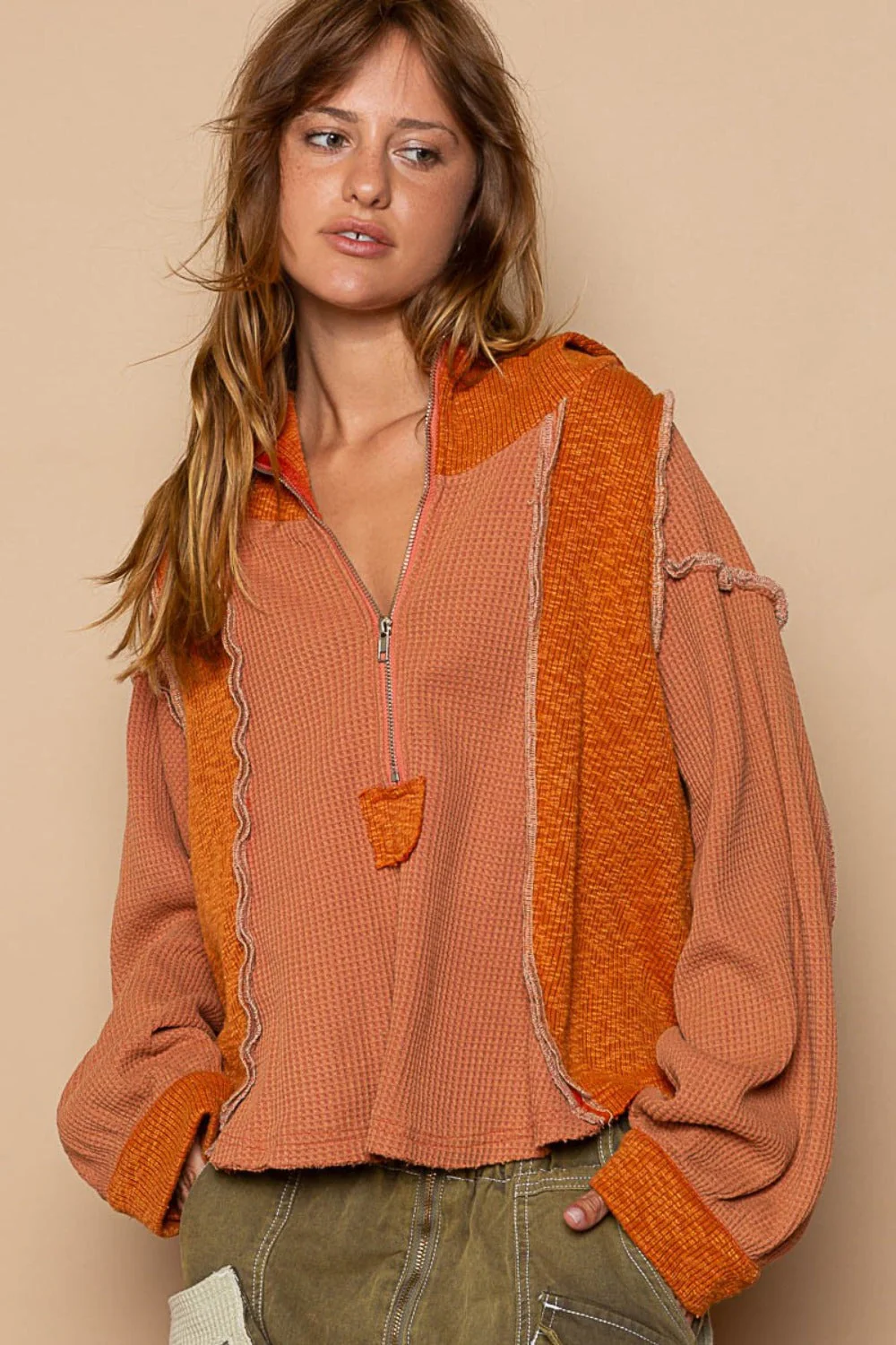 Lilian | POL thermal hoodie with half zip and visible seams in contrasting color - Image 4