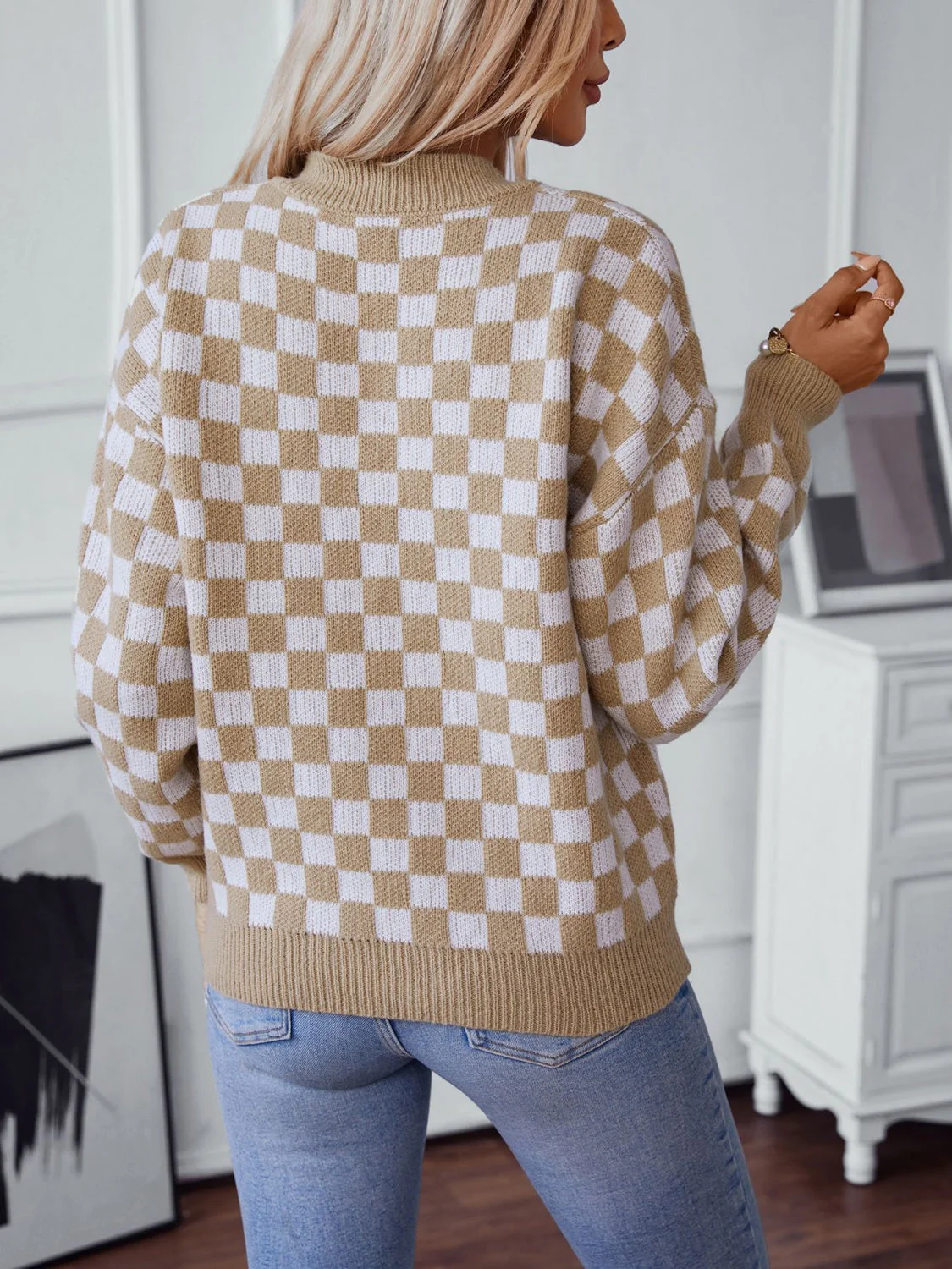 Mariana | Checked sweater with a V-neck and dropped shoulders - Image 2