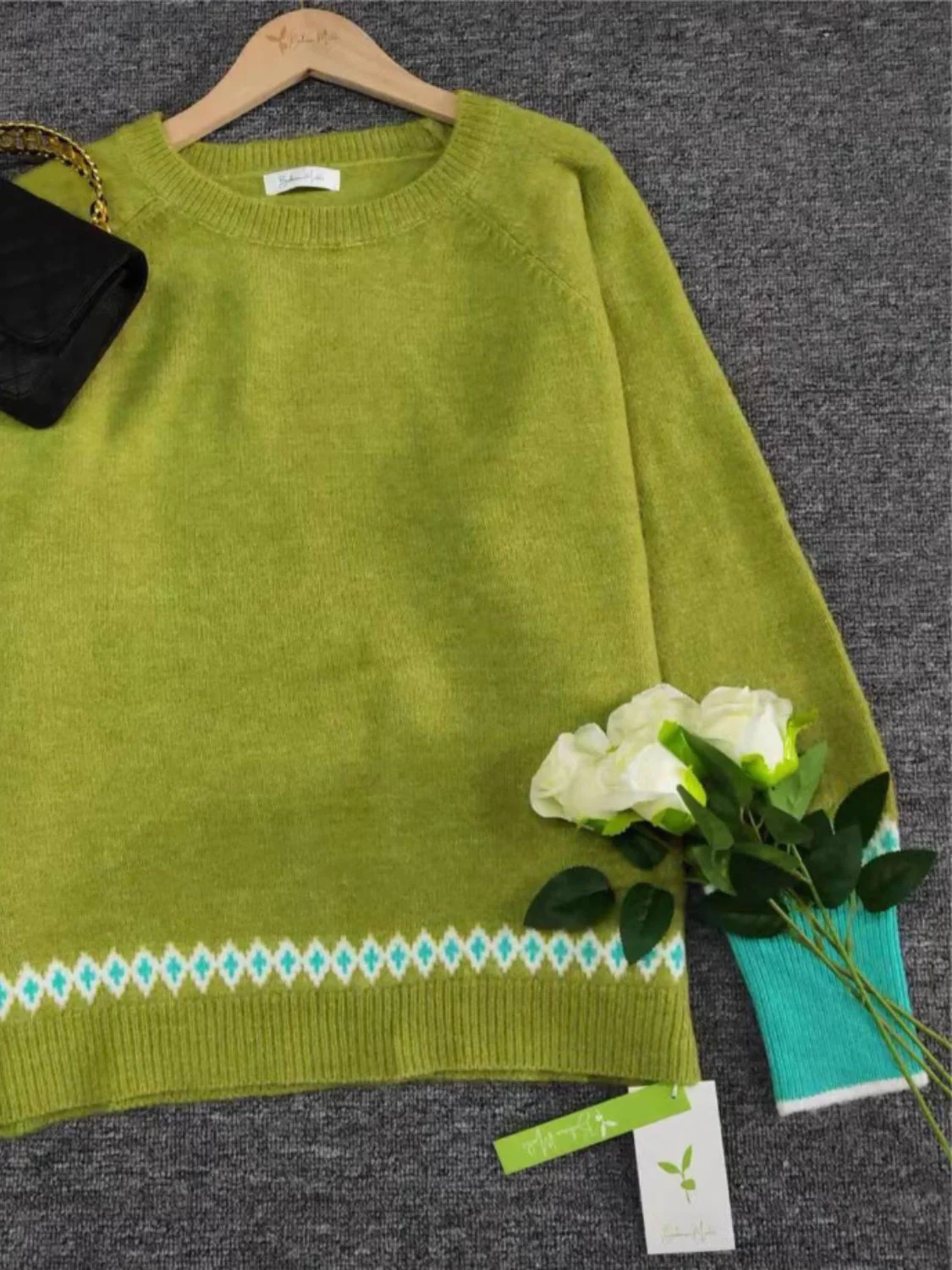 Milagros | Contrasting long-sleeved sweater with a crew neck - Image 2
