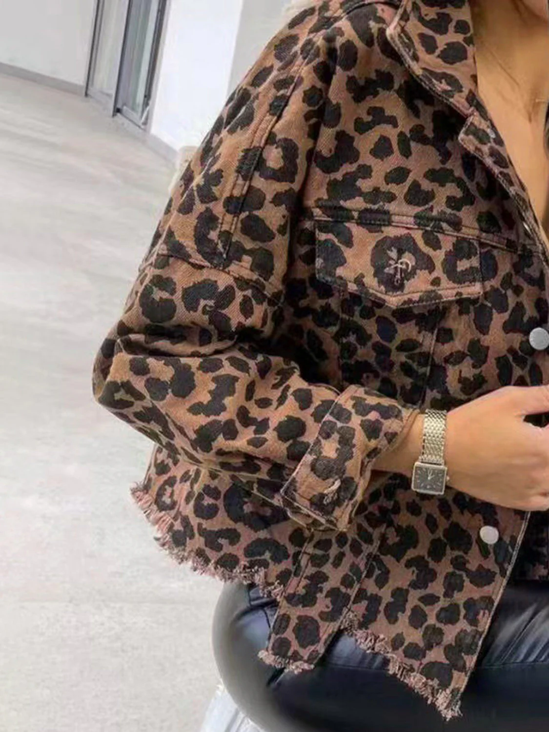 Miriam | Denim jacket with raw hem and leopard collar - Image 3