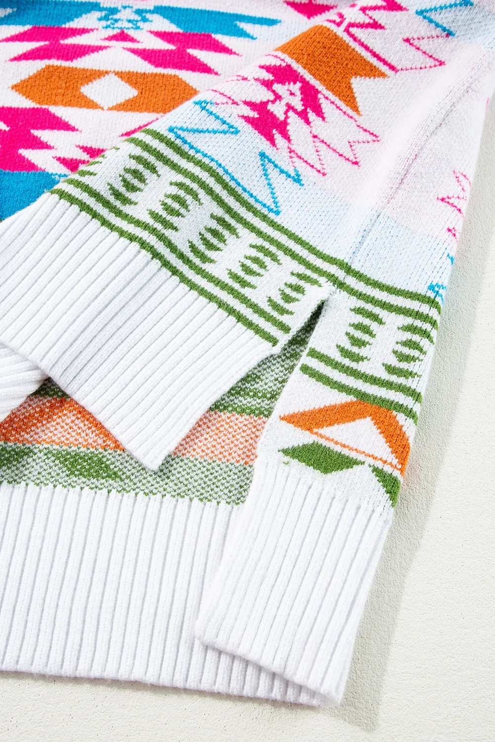 Monique | Long-sleeved sweater with a geometric V-neck - Image 6