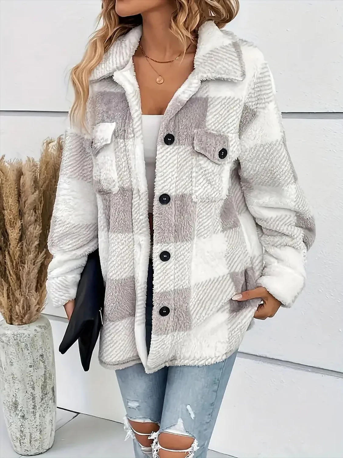 Nadia | Checked plush coat with dropped shoulders and long sleeves - Image 4