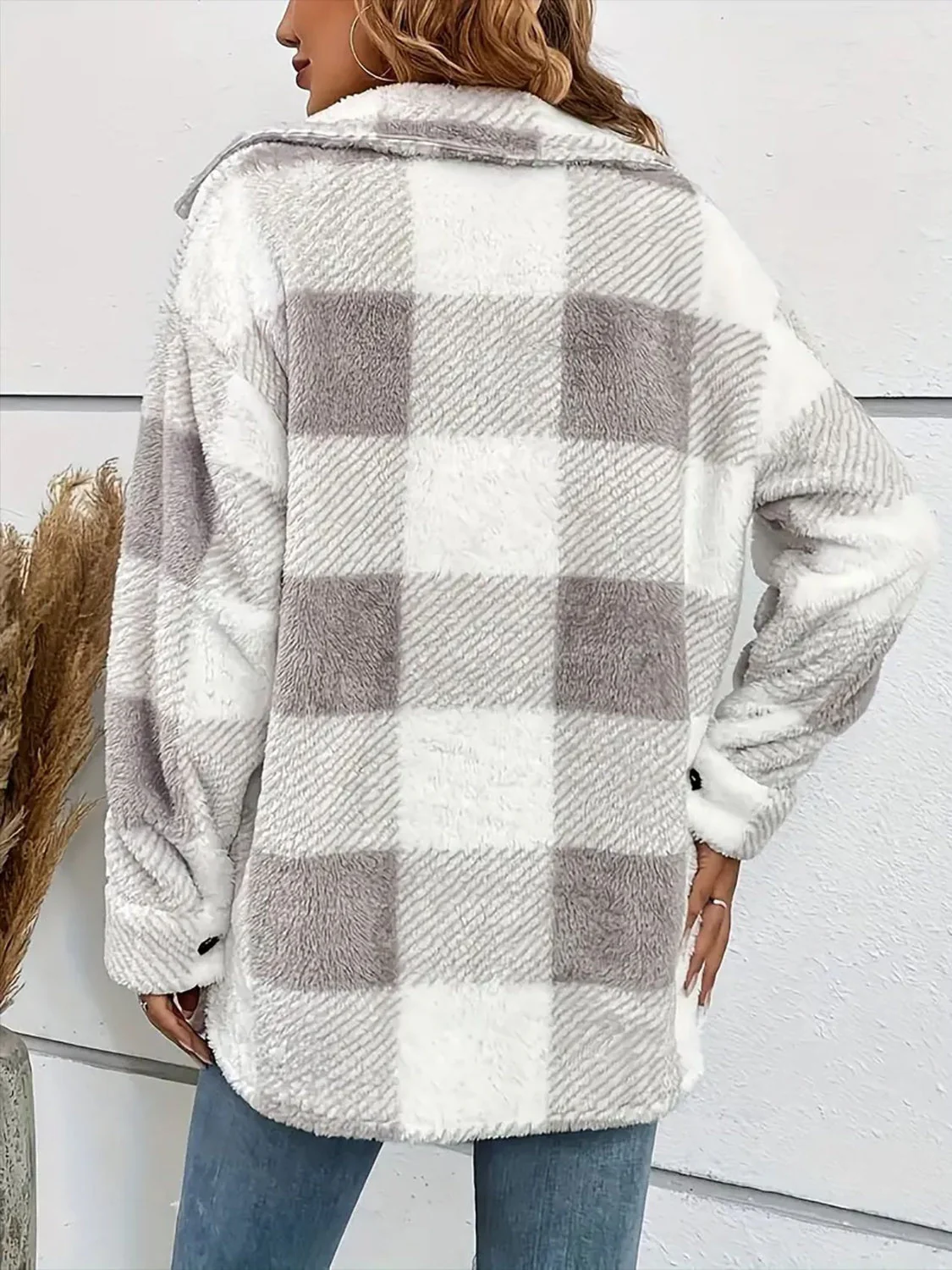 Nadia | Checked plush coat with dropped shoulders and long sleeves - Image 7