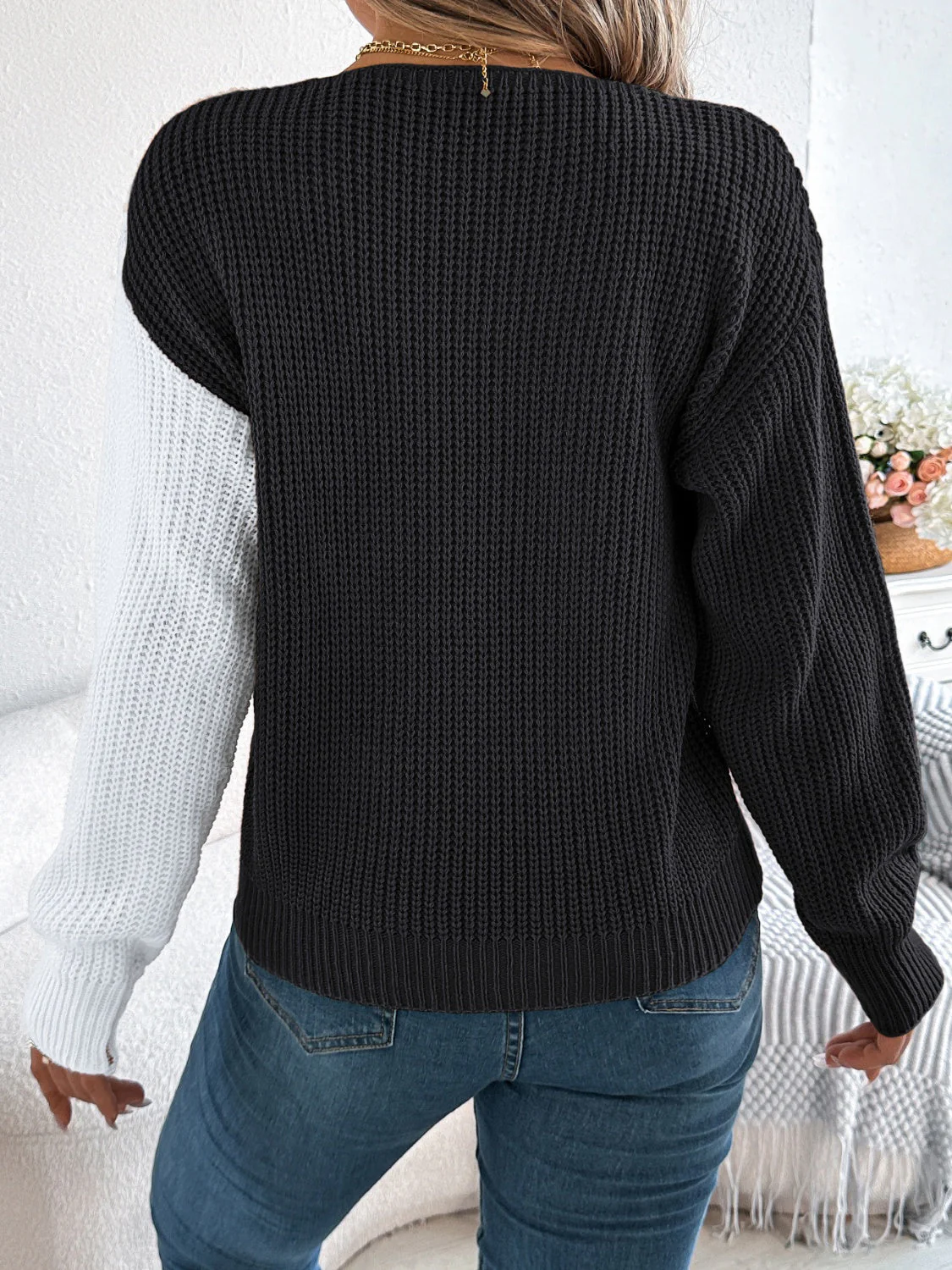 Ornella | Two-tone long-sleeved V-neck sweater - Image 10