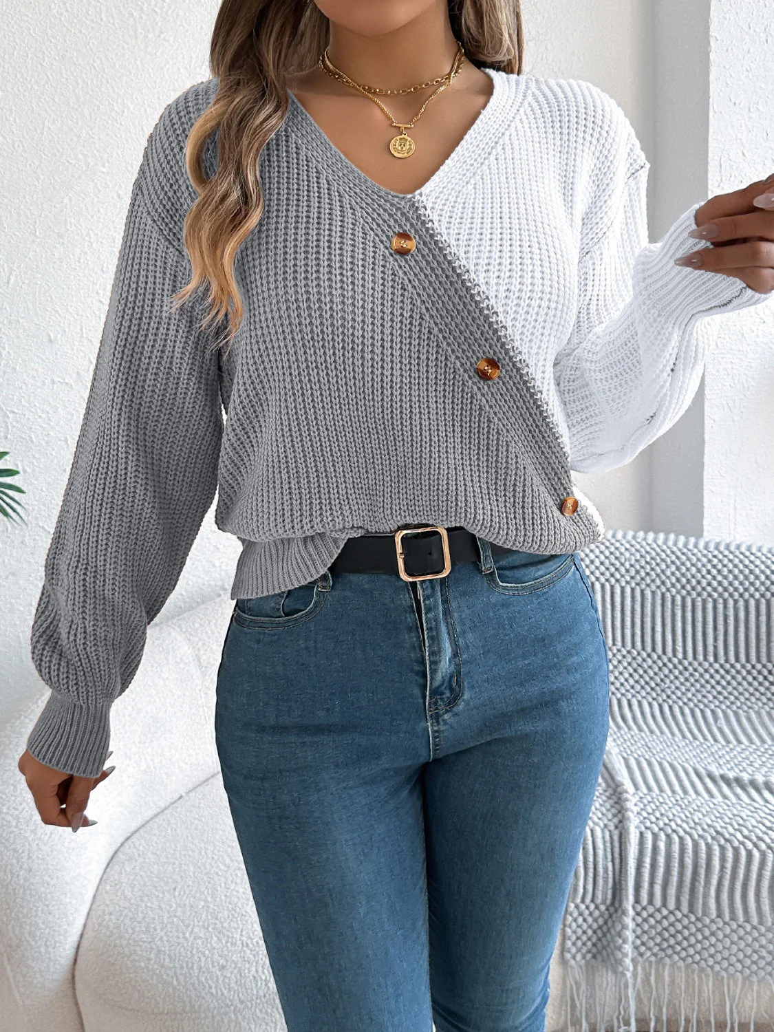 Ornella | Two-tone long-sleeved V-neck sweater - Image 13