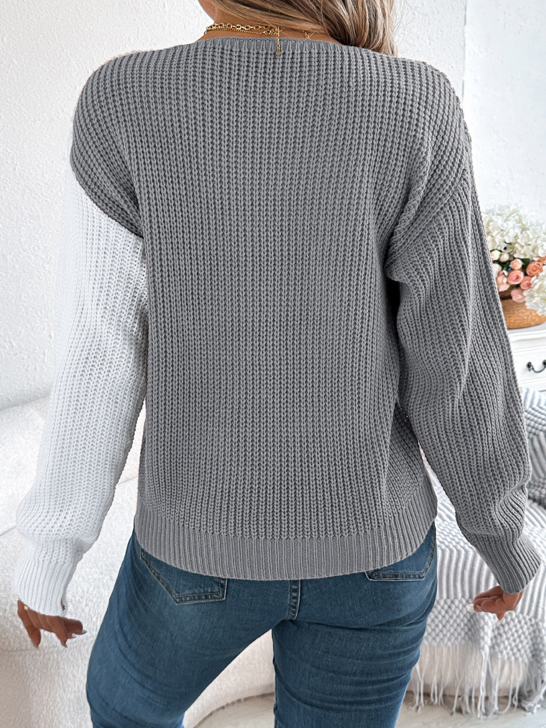 Ornella | Two-tone long-sleeved V-neck sweater - Image 14