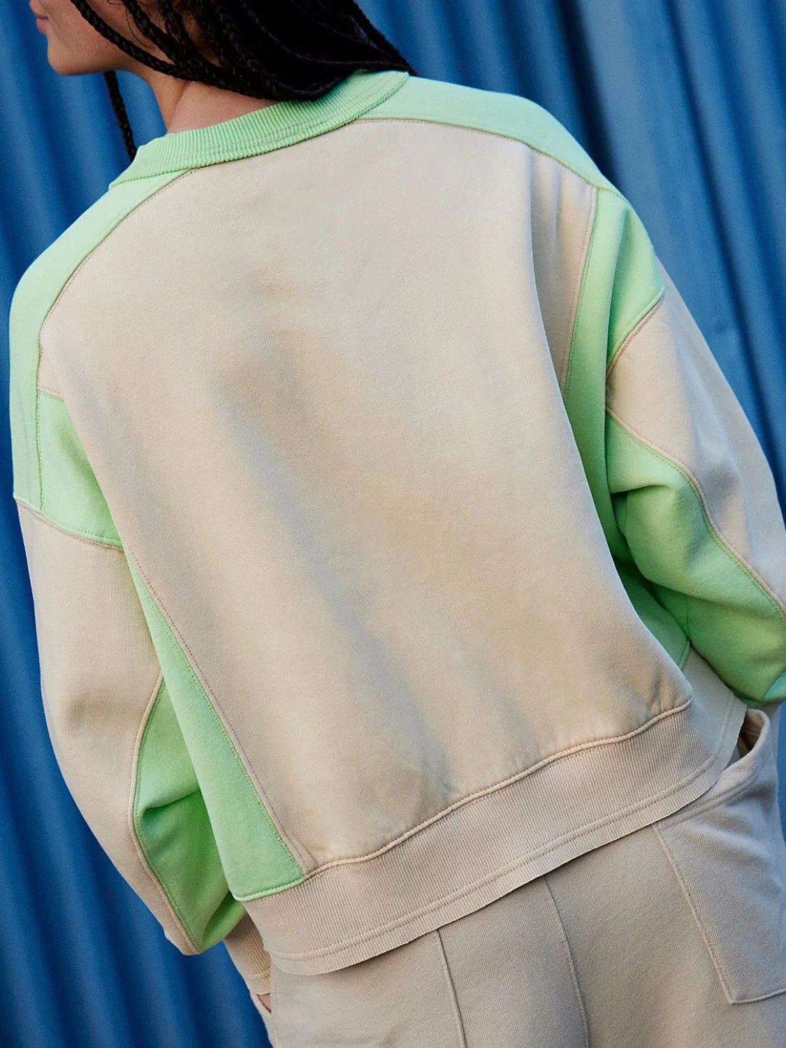 Petra | Contrasting long-sleeved crew neck sweatshirt - Image 5