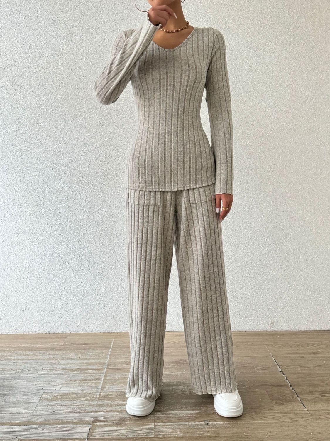 Rocio | Set consisting of a ribbed long-sleeved V-neck shirt and trousers with pockets - Image 5