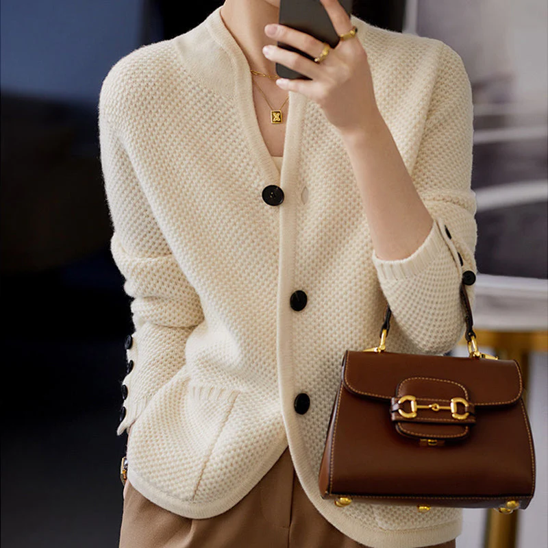 Samanta| Relaxed and timeless winter cardigan