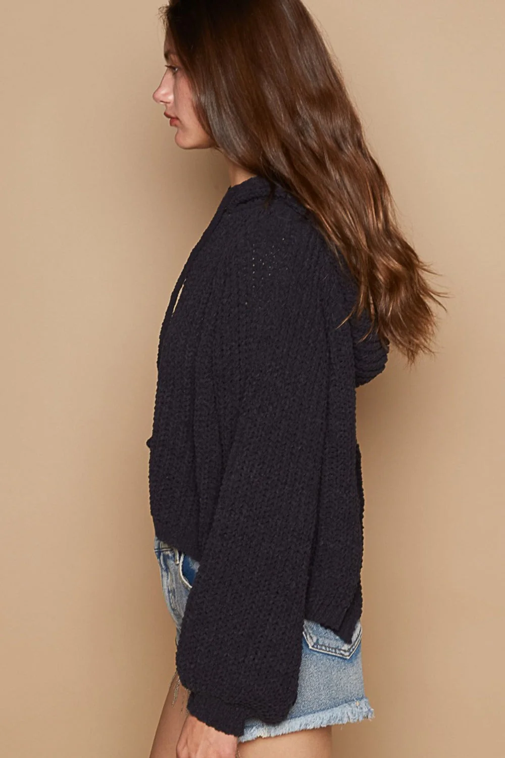 Sara | Short hoodie with an open back slit and balloon sleeves - Image 3