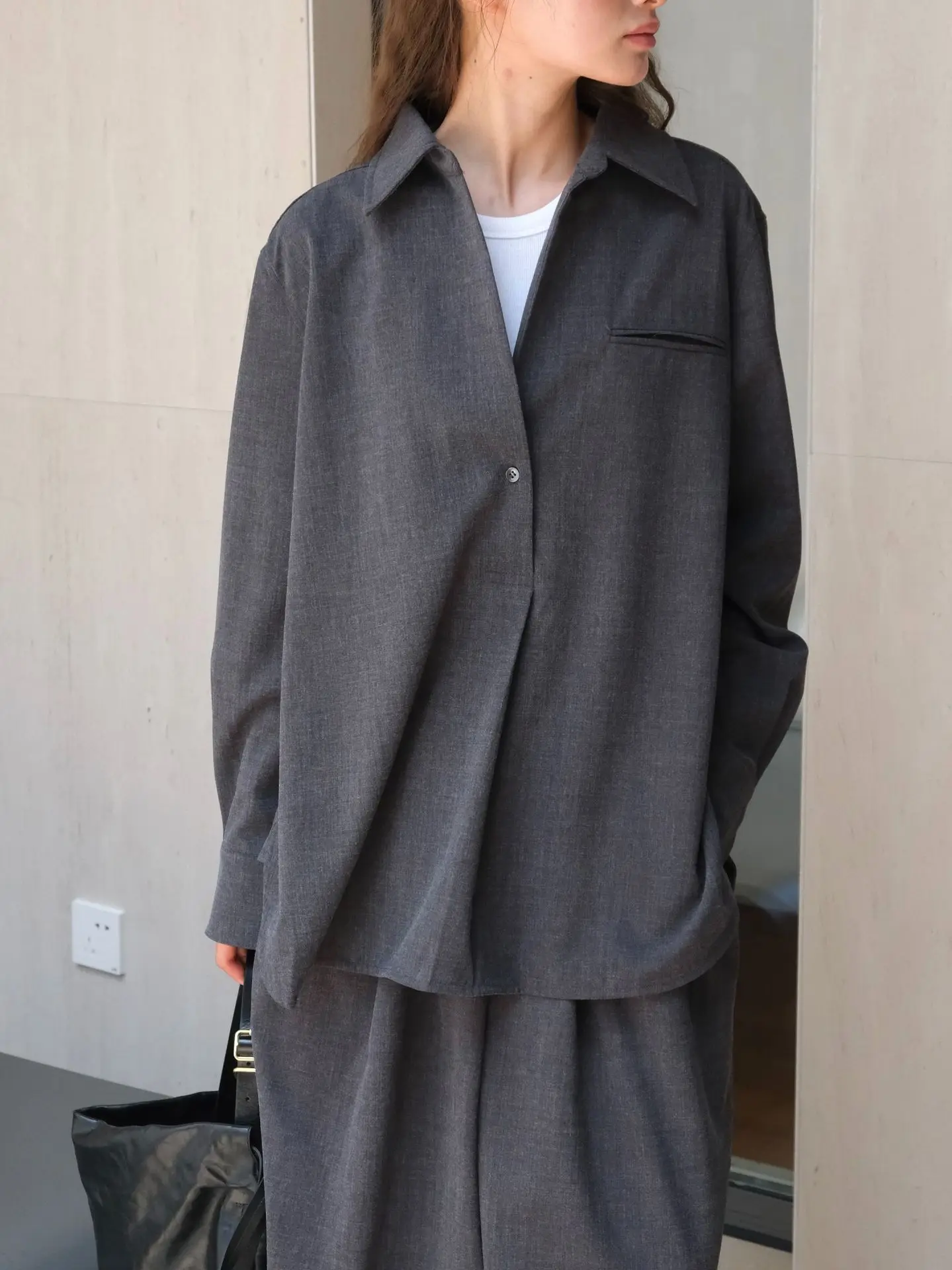 Silvia | Women's autumn blouse with collar and long sleeves - Image 3