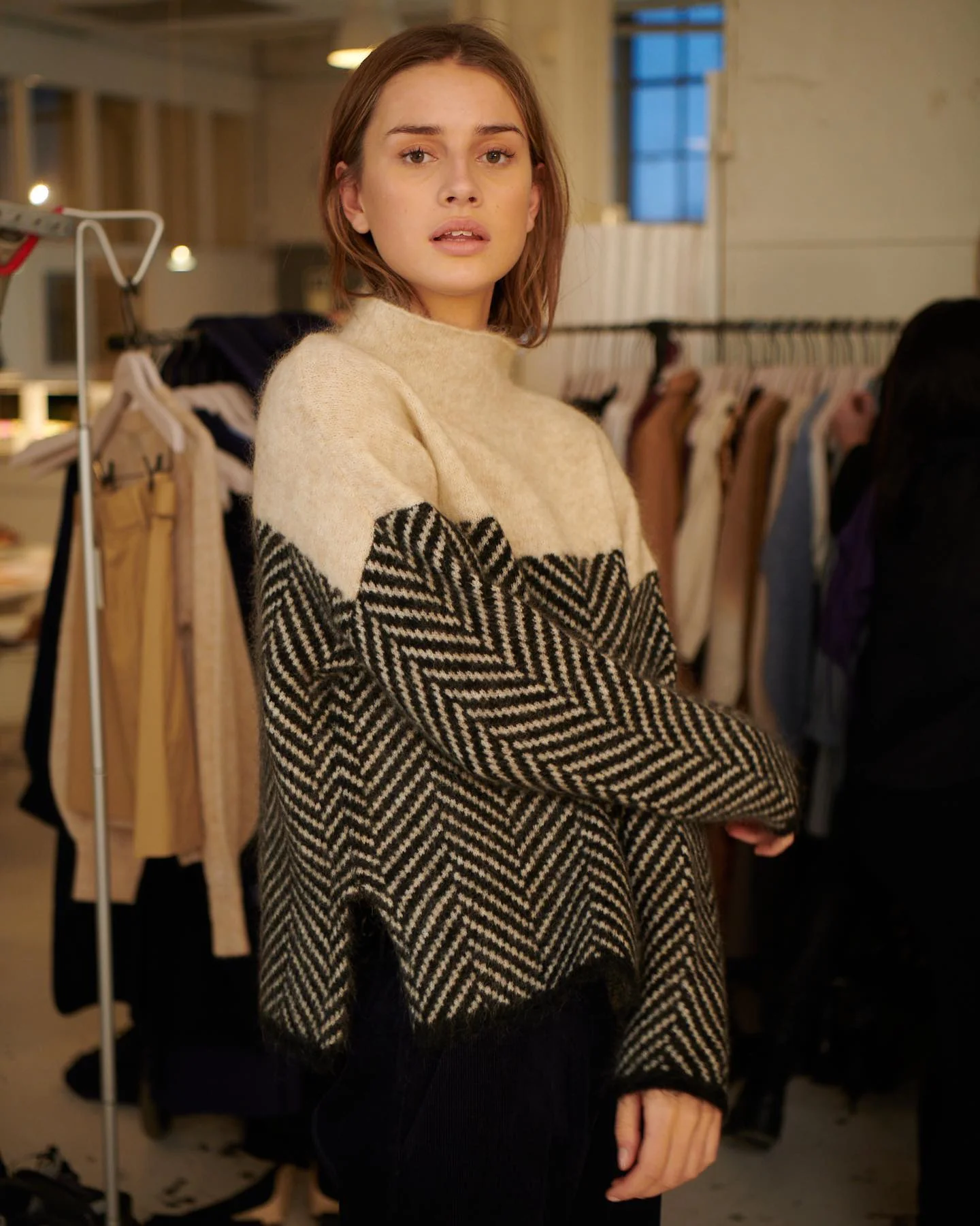 Tamara | Two-tone cotton turtleneck sweater - Image 4