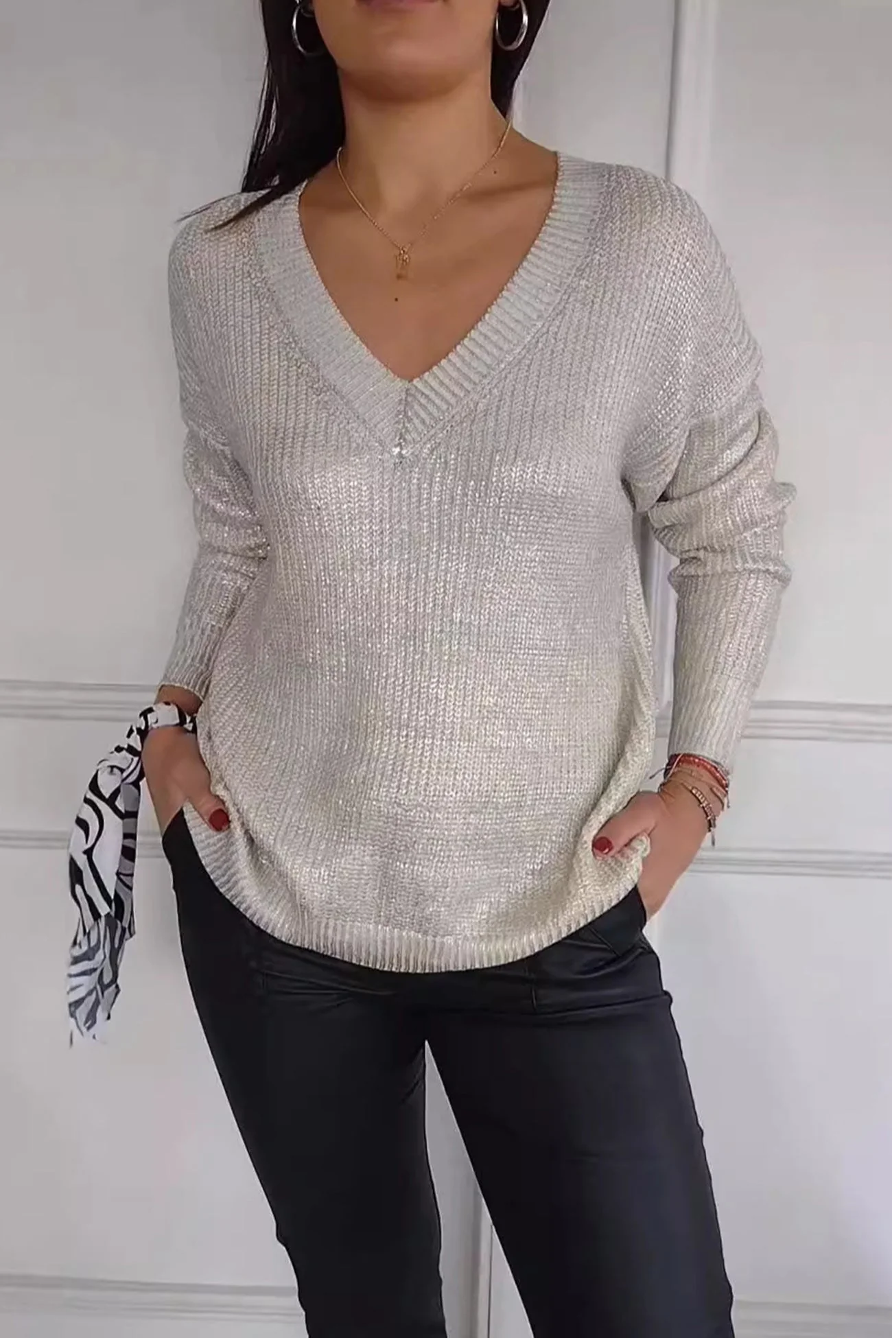 Victoria | Light silk sweater with V-neck - Image 4