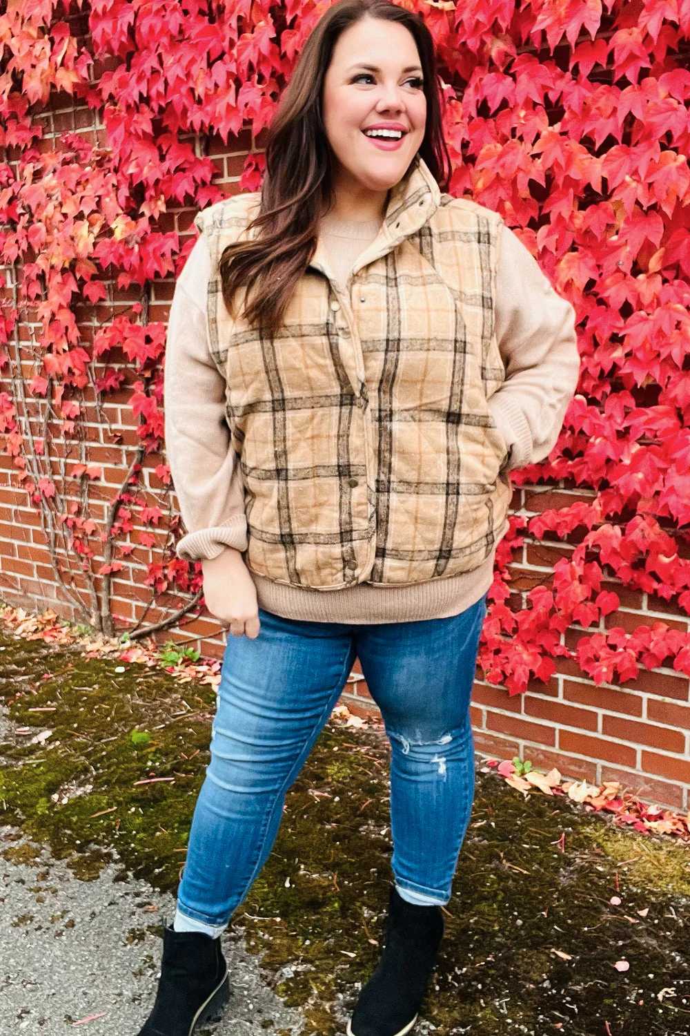 Yolaina | Taupe-colored, checked, padded quilted vest with snap fasteners - Image 7