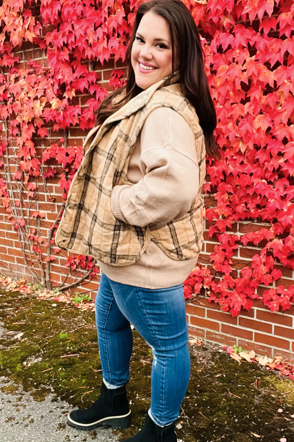 Yolaina | Taupe-colored, checked, padded quilted vest with snap fasteners - Image 9